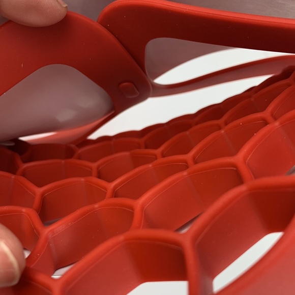 OXO Good Grip silicone pressure cooker sling with interlocking handles - Picture 5 of 8